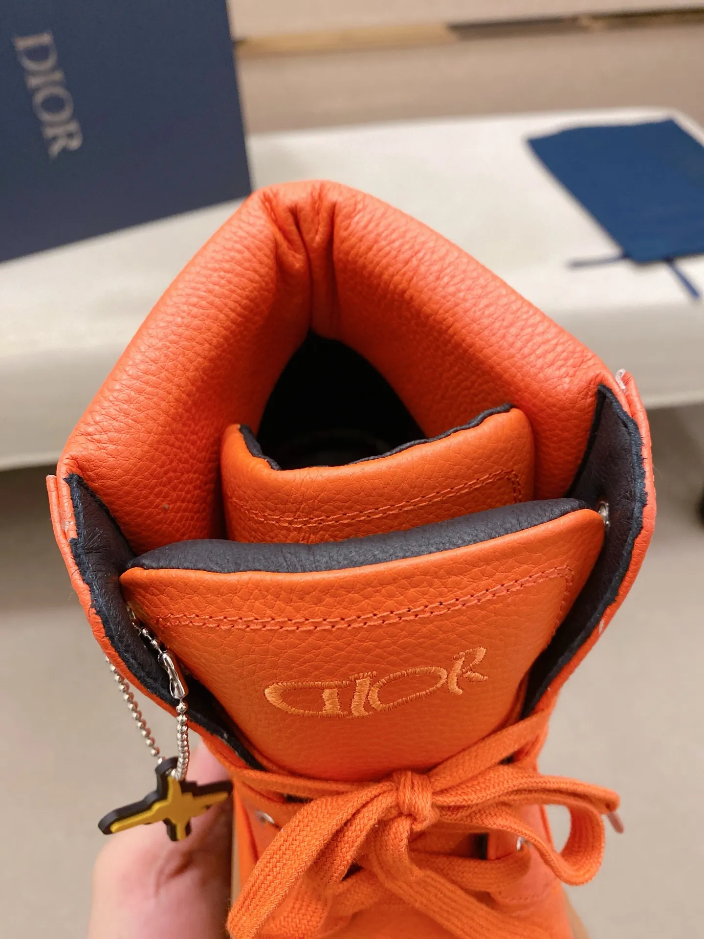 Factory price: 580💰 [Dior·Dior] New casual high-top men's shoes, new spring and summer design, perfect workmanship, lace-up lazy style to create wardrobe quality, upper: imported first-layer cowhide, high-grade sheepskin lining soft and comfortable, ultra-light TPU wear-resistant outsole, simple, versatile fashion men's shoes, excellent color code number 38-44. Customized at 45.46